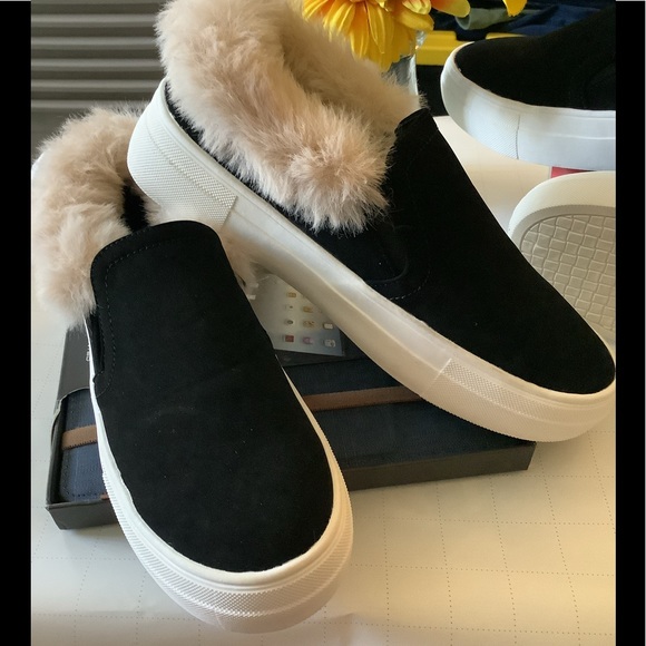 🌝NWT LA SHEELAH Sz6 BLACK FAUX SUEDE FUR TRIM SNEAKERS - Picture 2 of 9